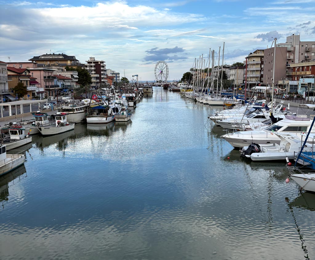 Hafen von Bellaria-Igea Marina mit Fischerbooten und Segelyachten