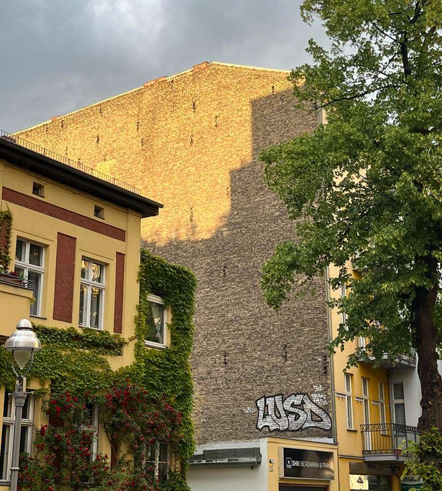 berlin-wilhelmsaue Brandamauer mit Blick auf die Ziegelsteine in der Wilhelmsaue in Berlin