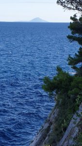 Blick auf eine Insel neben Cres