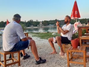 Entertainer Jürgen fotografiert die Gäste und bekommt dafür ein Gläschen spendiert