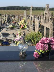 Womo Stellplatz in Polen am Friedhof mit einem Blumen Meer und auf jedem Grab stehen feinste Kristallkugeln,