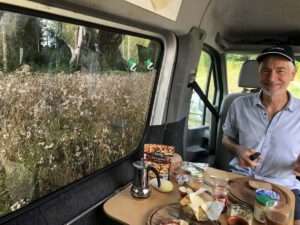 Frühstückspause im Wald während der Reise durch das Baltikum