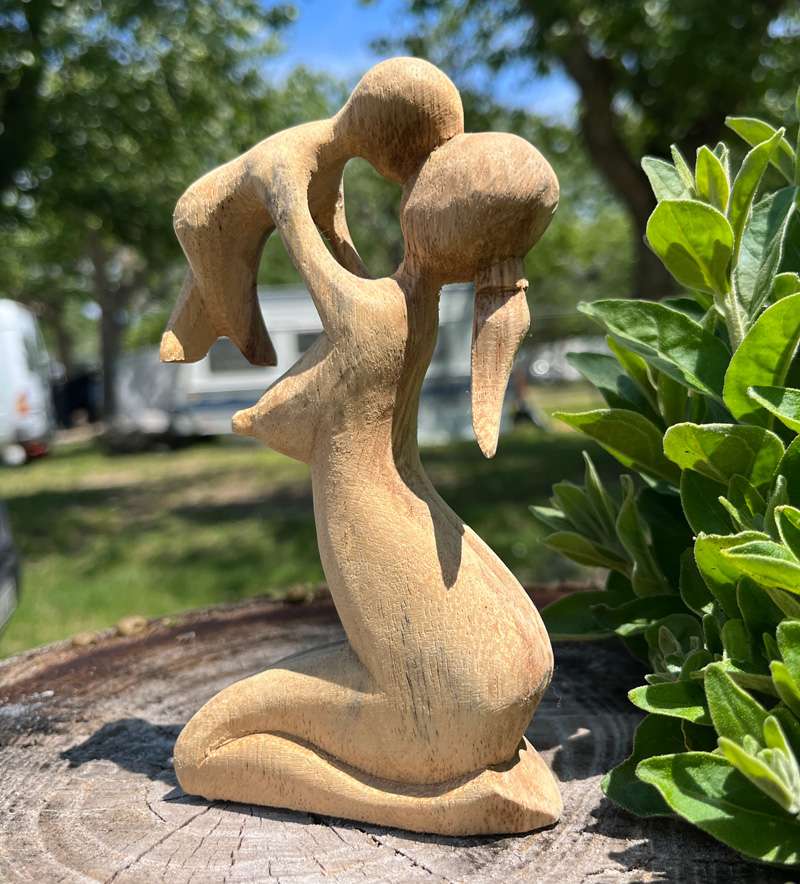 holzfigur-mutter-baby Holzfigur einer Mutter mit Kind einem Baby - liebevoll