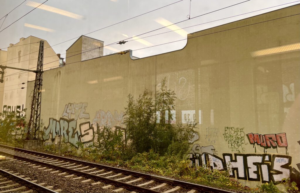 Brandmauer an S-Bahnschine Hauptbahnhof Berlin