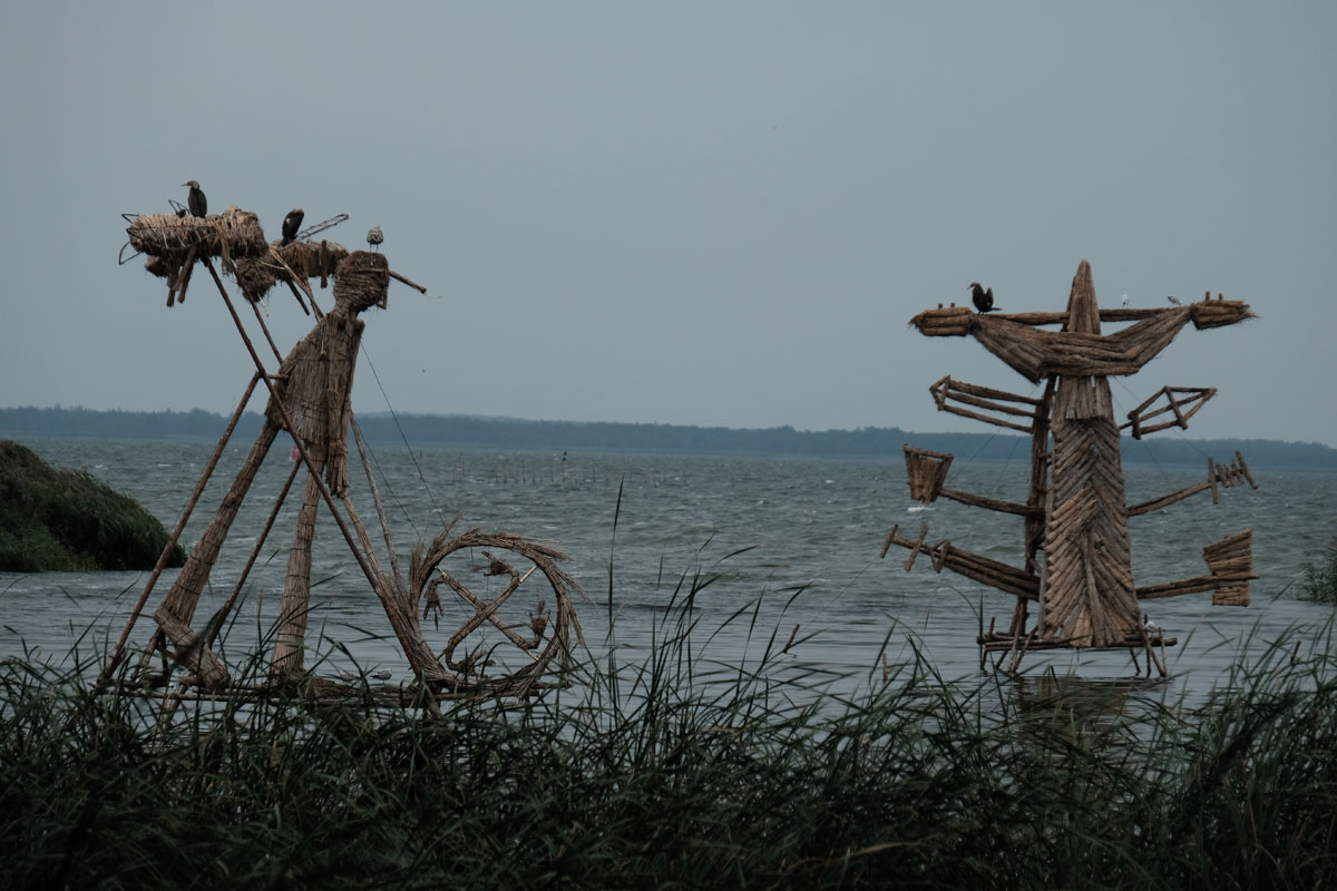 Holzskulpturen im Haff an der Gintaro Bucht