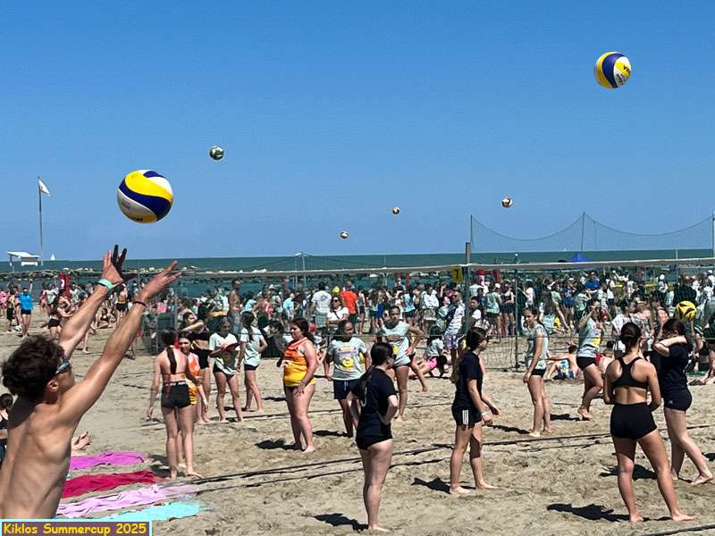 kiklos-summercup-volleyball Am Strand wird Volleyball gespielt - Es ist Kiklos Summercup