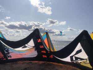 Kiteschirm am Strand von Hel mit Kitesurfer im Meer im Hintergrund