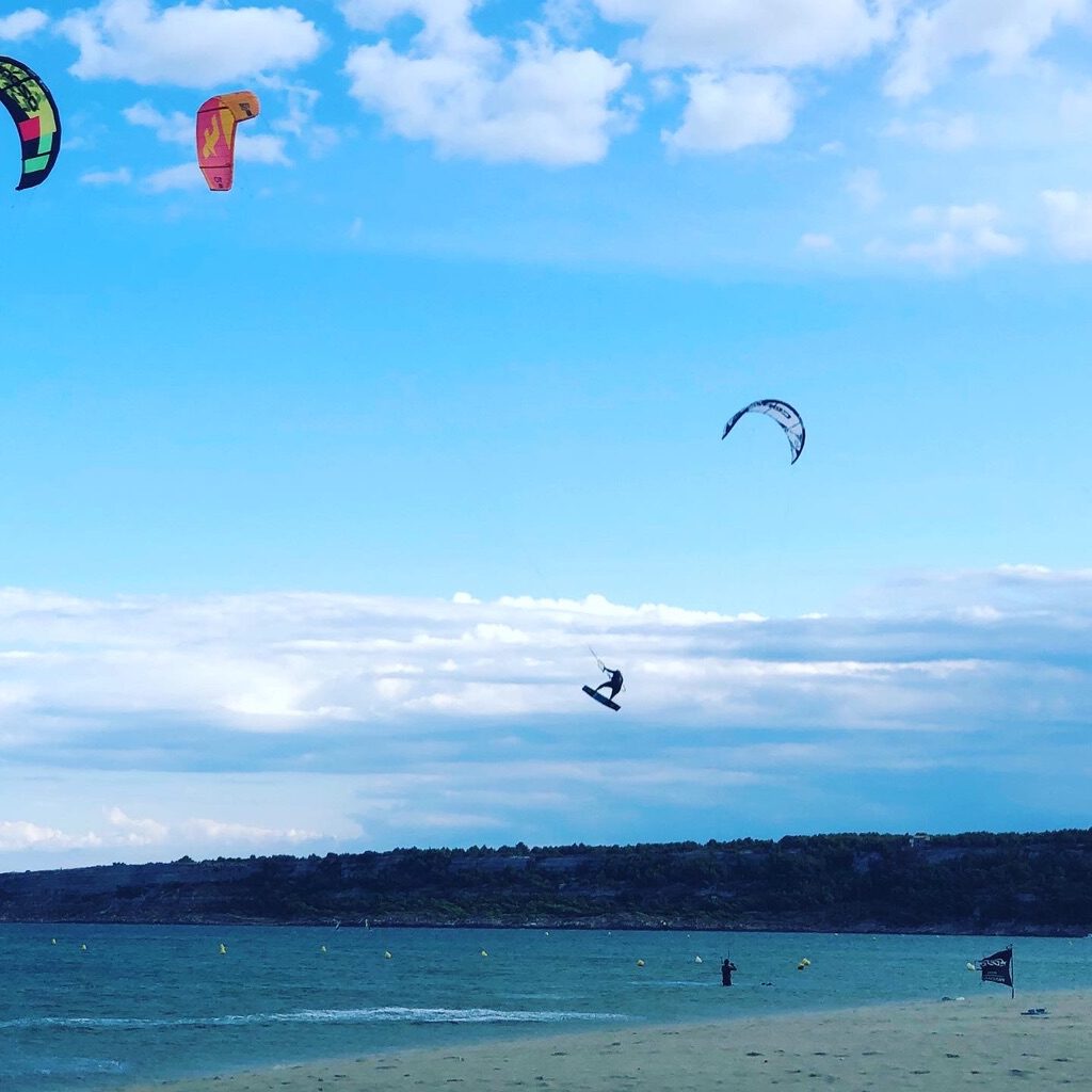 Kitesurfer springt 10 Meter hoch in LaFranqui