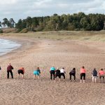 Strandgymnastik in Liepaja an der Seebrücke Ziemelu mols