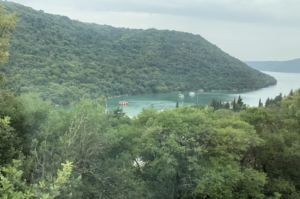 Blick vom Hügel aus auf die Bucht von Novigard