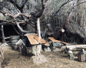 Sitzgruppe in einer vom Schilf bedeckten Nische in der Safari Bar