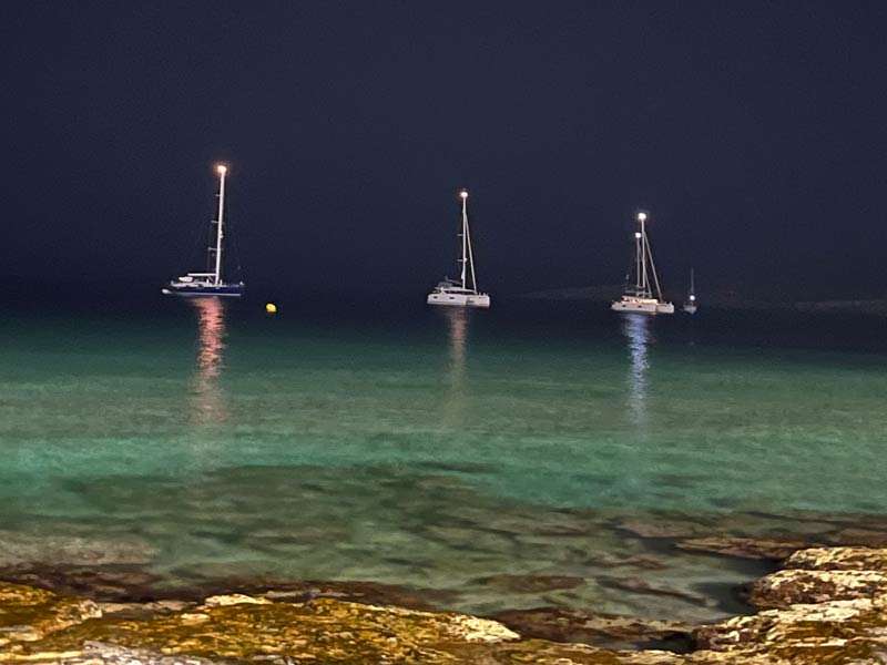 Segelboote liegen vor dem Strand in l'Arenal.