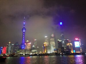 Blick auf die bunt beleuchtete Skyline von Pudong - Blick vom Bund in Shanghai