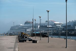 Wohnmobilstellplatz vor Kreuzfahrtschiffen am Hafen von Tallinn