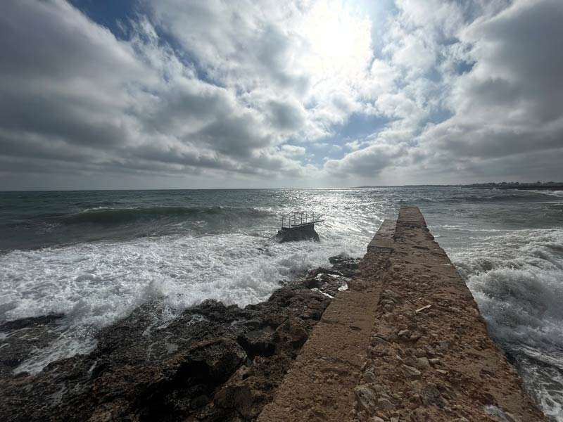 Hohe Wellen am Pier in Sa Ràpita