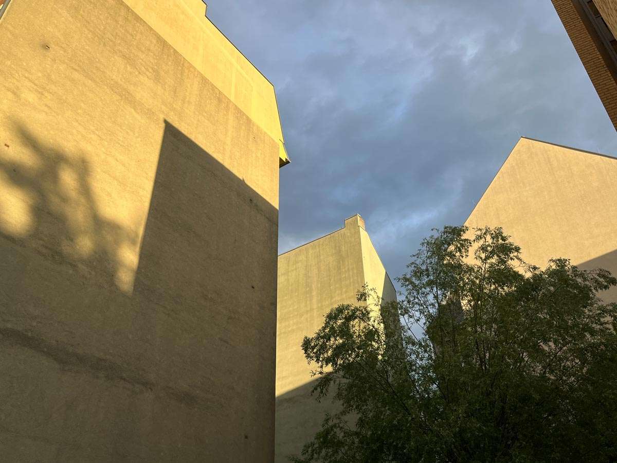 wilhelmsaue-brandmauer Brandmauer in der Wilhelmsauer um die Ecke bei Evas Lichtspielen Kino