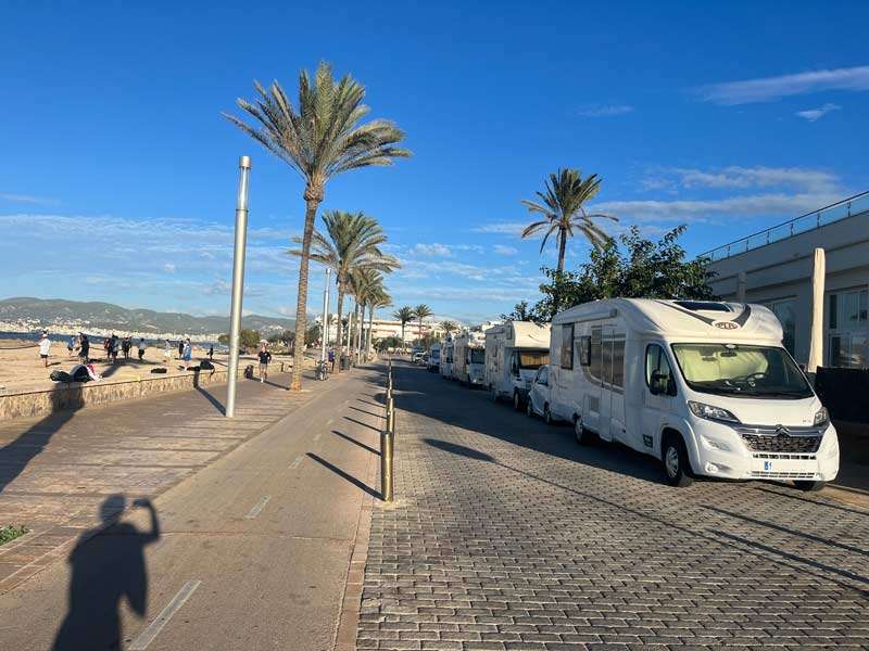 Wohnmobile parken in Mallorca am Straßenrand